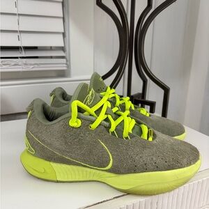 Nike LeBron 21 "Algae" basketball shoe in the Oil Green/Volt colorway 8.5
